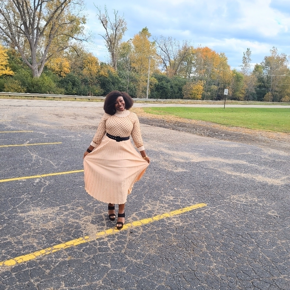 skirt.pleated.cream color.elastic waist.thick fabric.worn twice.. good as new.
